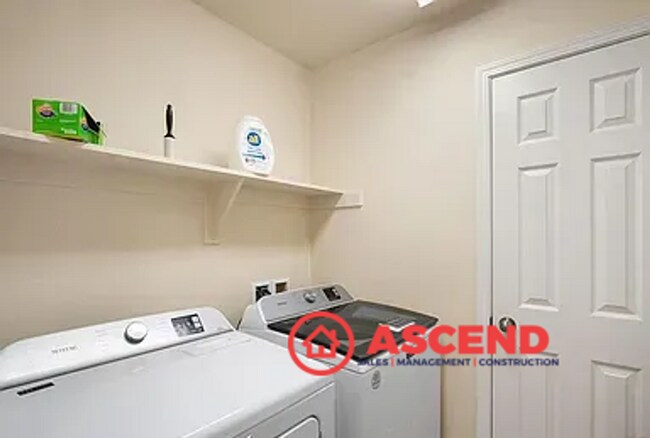 Building Photo - Lovely 4 Bedroom Home in Campus Park Area!