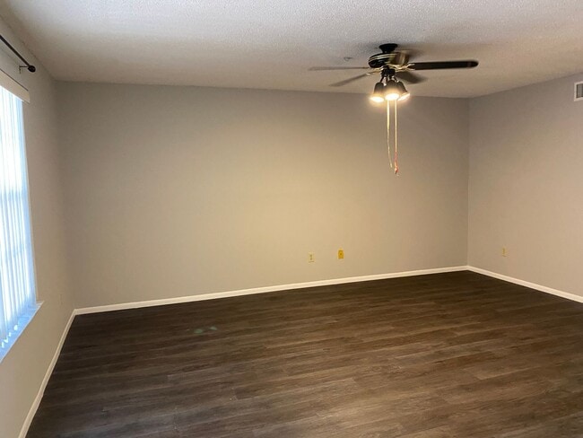 Building Photo - Spacious 3 bedroom, 2 bathrooms multiplex unit. 2 story in Alafaya