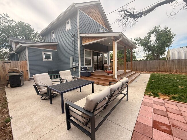 Building Photo - Spacious 4-Bedroom Home in the Heart of Edgewater