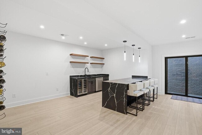 Building Photo - 1513 Oakview Dr