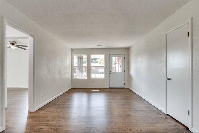 Building Photo - 2725 Texoma Dr