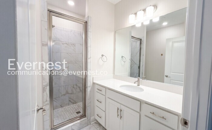 Building Photo - 828 Goswell Dr