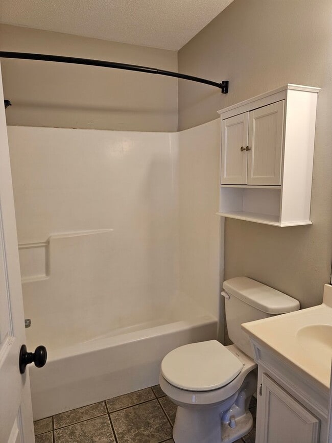 Building Photo - 204 N Cypress St