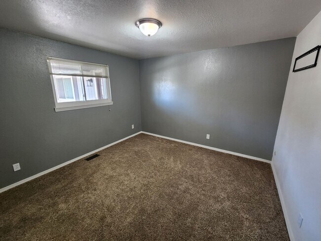 Building Photo - Great home S. Boise