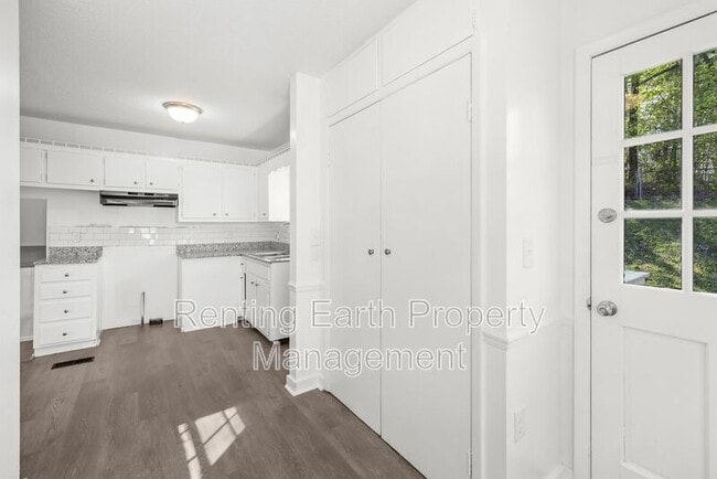 Building Photo - 2836 Creek Ln NE