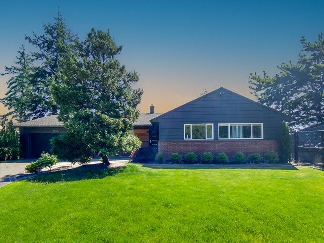 Building Photo - Stunning Mid-Century Home with Spectacular Southerly Views in Sought-After Terwilliger Heights!