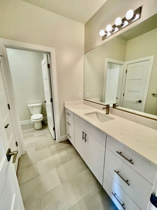 Building Photo - 632 Elmbrook