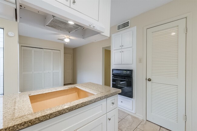 Building Photo - 514 Shady Dale Dr