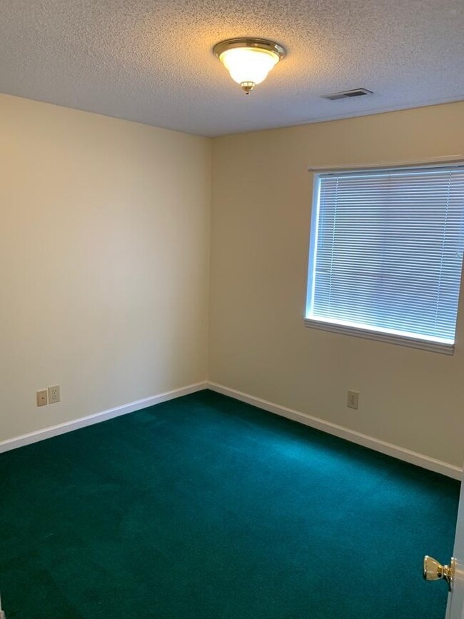 Building Photo - GROUND FLOOR 2 BEDROOM 2 BATH AT MYRTLE GR...