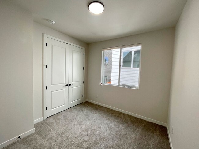 Building Photo - Stunning Townhome Unit with Laundry, A/C, Private Patio