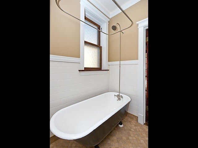 Building Photo - 5825 N Kenmore Ave