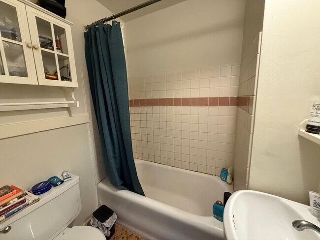 Building Photo - 1 Bed 1 Bath Top Floor Wallingford Condo!