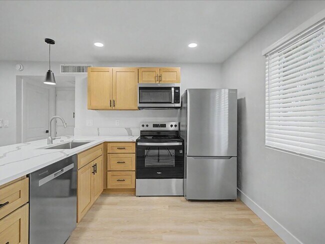 Building Photo - Beautiful & Spacious Home with Modern Upgrades & Community Amenities