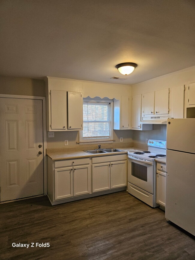 Building Photo - 200 A Galilean