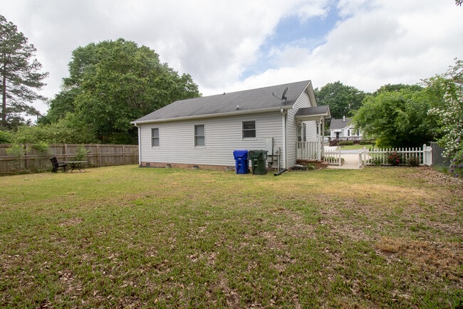 Building Photo - 223 Vintage Ave