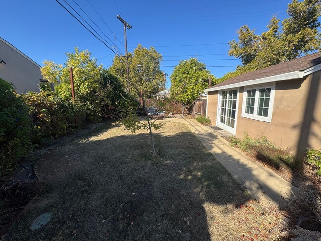 Building Photo - 2 bedroom | 1 bathroom | Tahoe Park single...