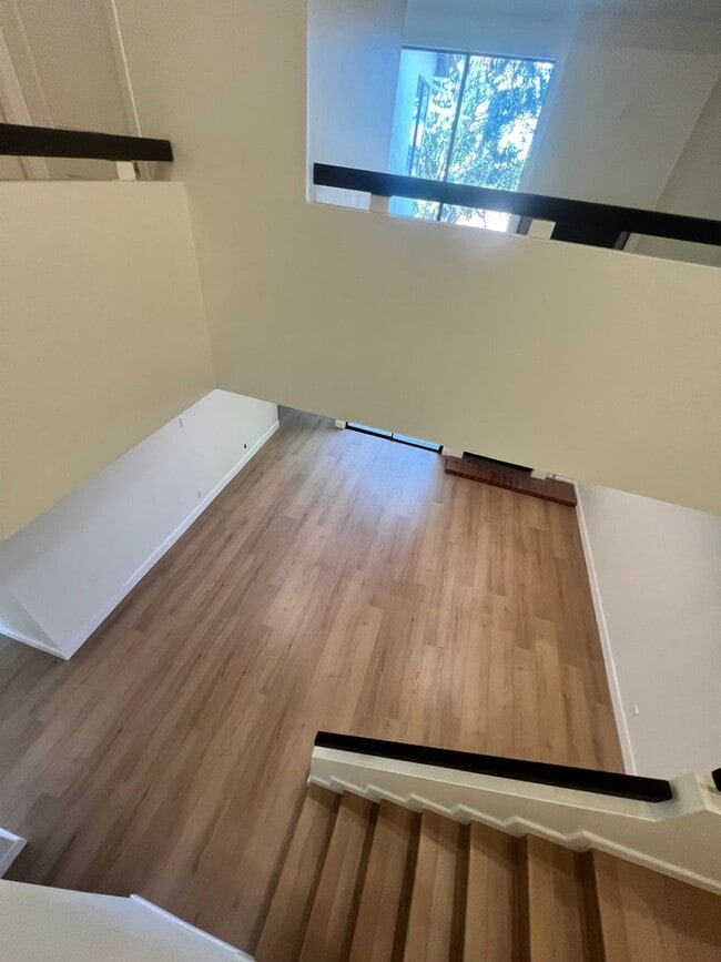 Building Photo - Thousand Oaks - 3 bedroom, 2.5 bath in the...