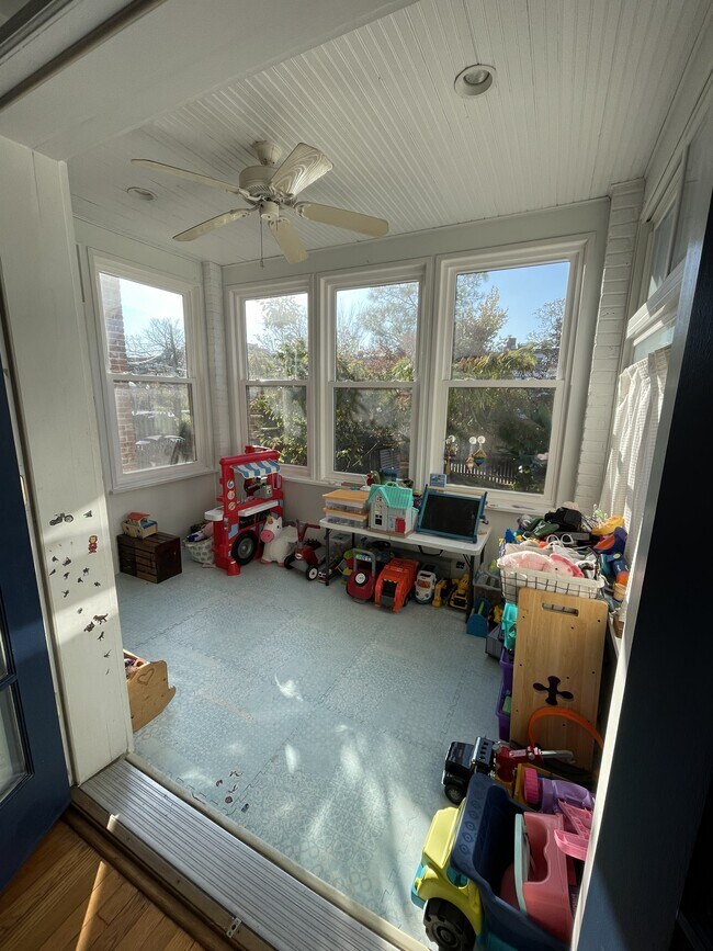 Building Photo - 1833 Burke St SE