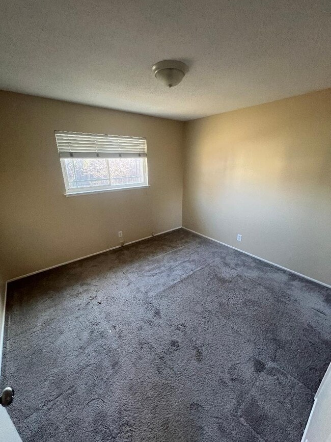 Building Photo - 1609 Poppy Way