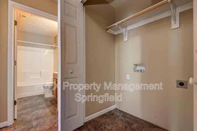 Building Photo - 652 N Belview Ave
