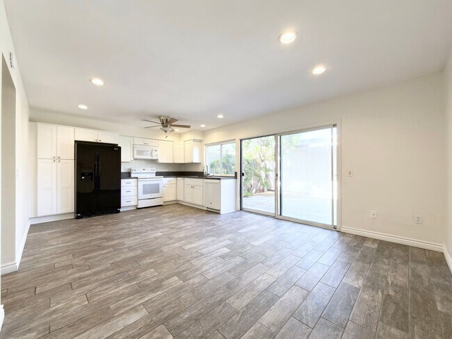 Building Photo - Spacious Townhome in Desirable Tiburon Community!