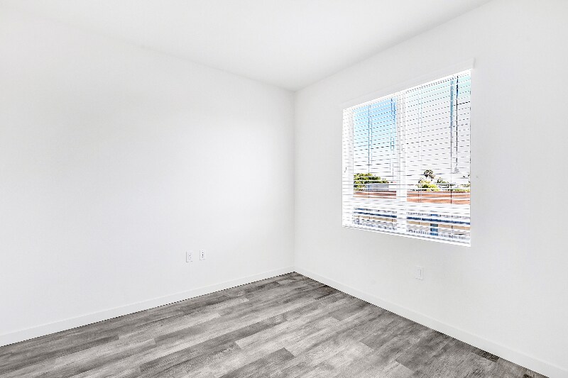 Building Photo - 1249 W 39th Pl