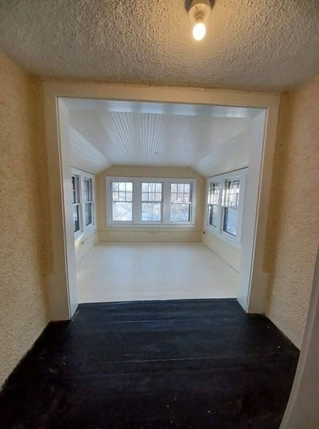 Building Photo - Large Historic 3 Bed House,