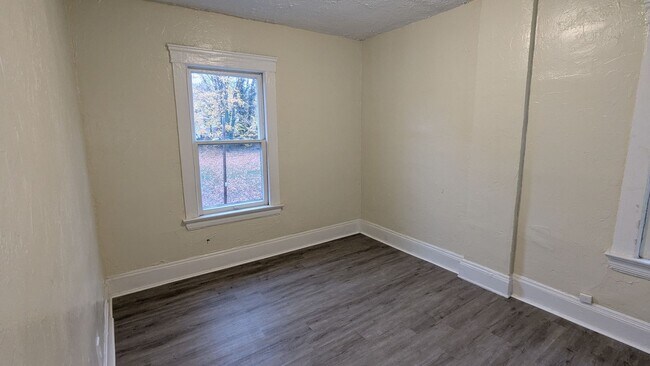 Building Photo - Welcome to this charming 3-bedroom, 1-bathroom home located in the heart of Akron