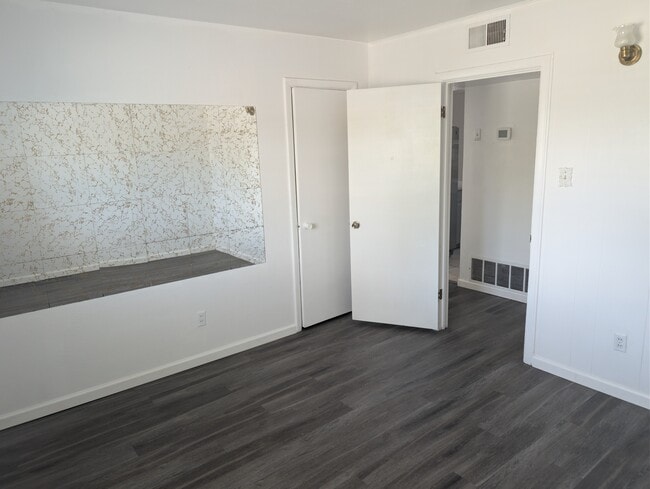 Building Photo - 507 E Mescalero Rd