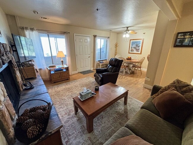 Primary Photo - Cozy unit close to skiing!