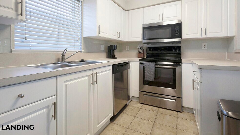 Building Photo - 3695 Island Club Dr