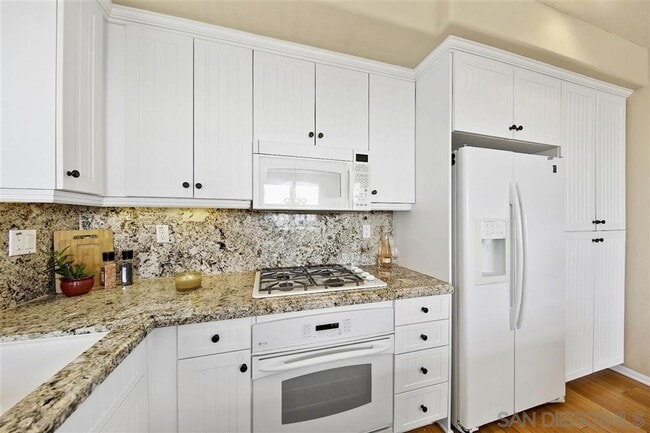 Building Photo - 3 Bedroom 3.5 Bathroom Townhouse in Sunset Cove