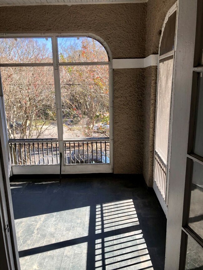 Building Photo - Large 1BD1BA w/ screened in porch