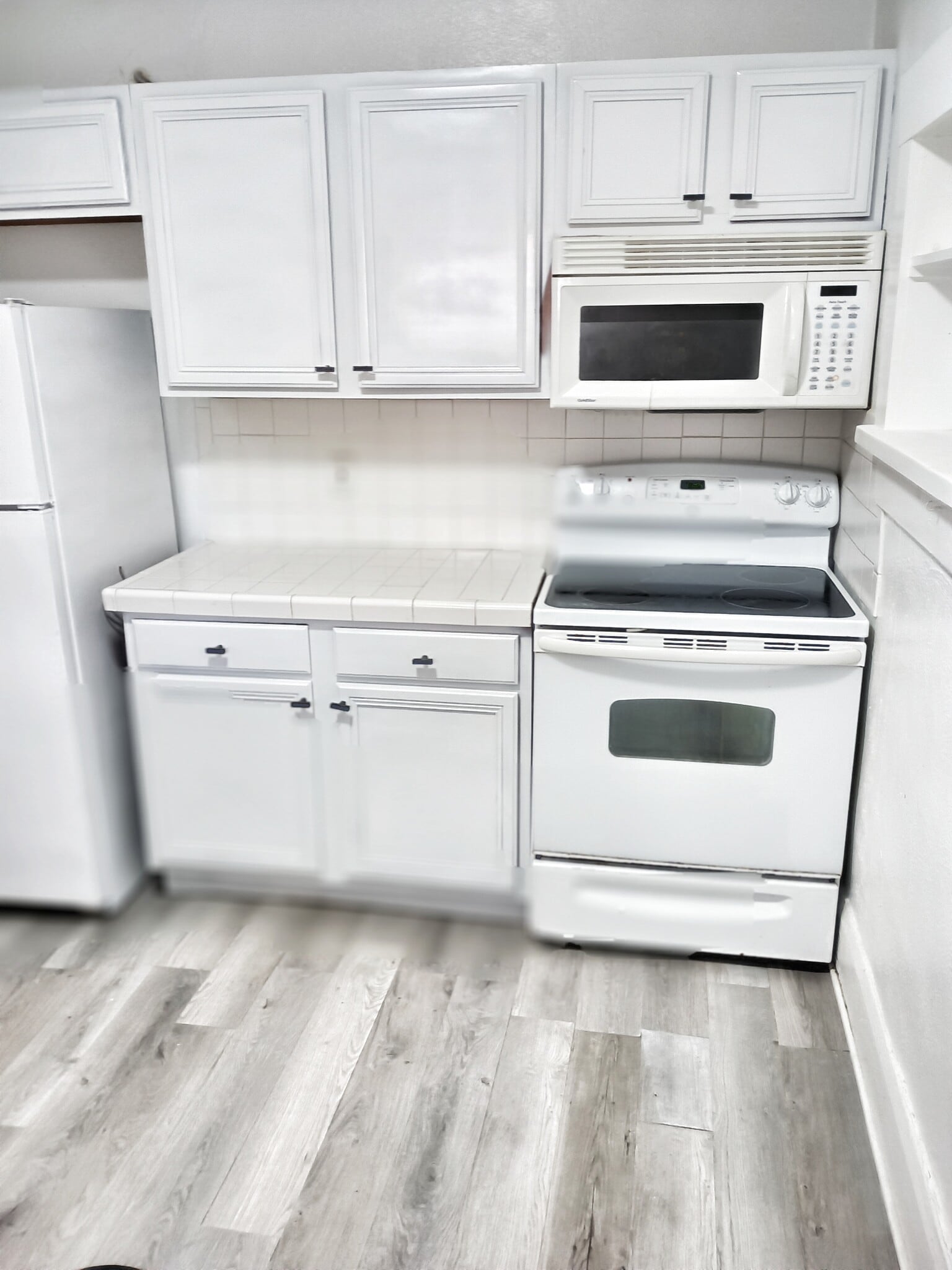 Kitchen with stove, refrigerator, microwave, dishwasher and sink - 10008 N Pawnee Ave