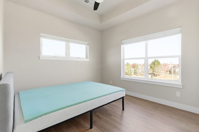 Building Photo - Bright and Modern Condo in Ideal Location ...