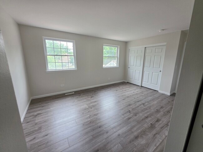Building Photo - 740 Village Cir