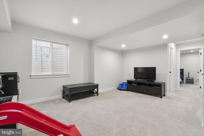Building Photo - 1713 Aurora Way