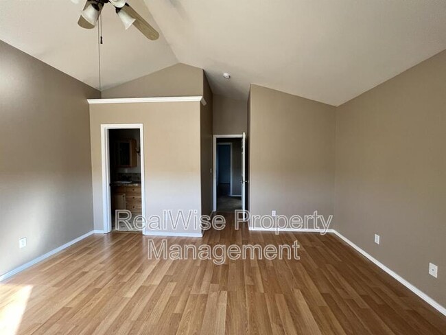 Building Photo - 1312 NE Tucson Way