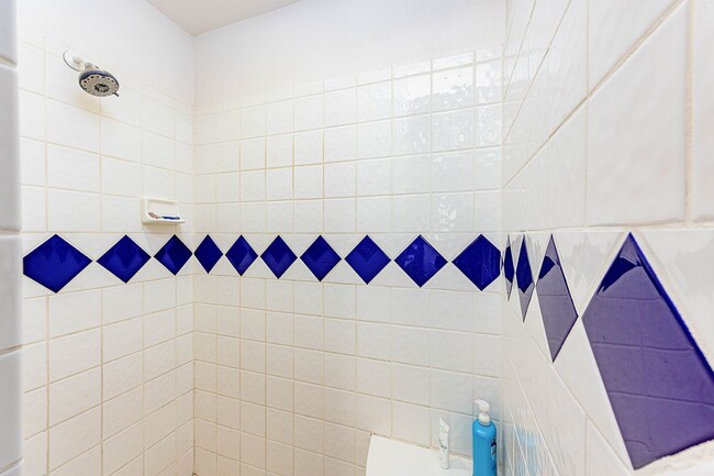 Building Photo - Long Term 4 Bedroom Rental with a Beautifu...