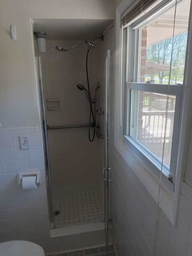 Building Photo - 3 or 4 Bedroom / 2 Bath Home   Kingsport TN
