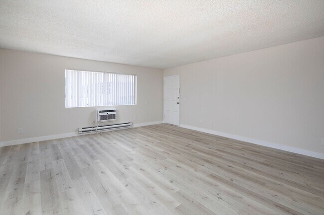 Building Photo - Gorgeous 1 Bedroom with AC and Parking in ...