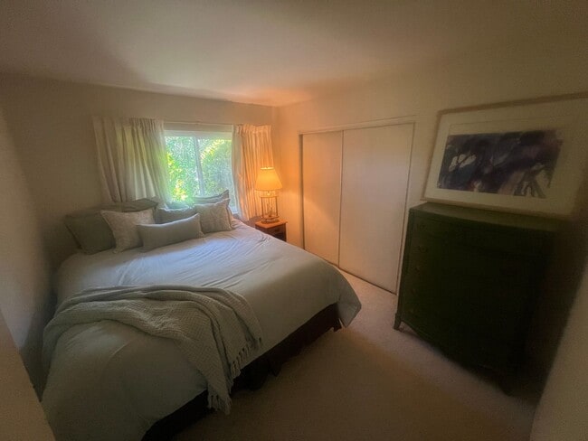 Building Photo - Scenic Hillside Living – Spacious 3 Bed, 2 Bath with Sweeping Views