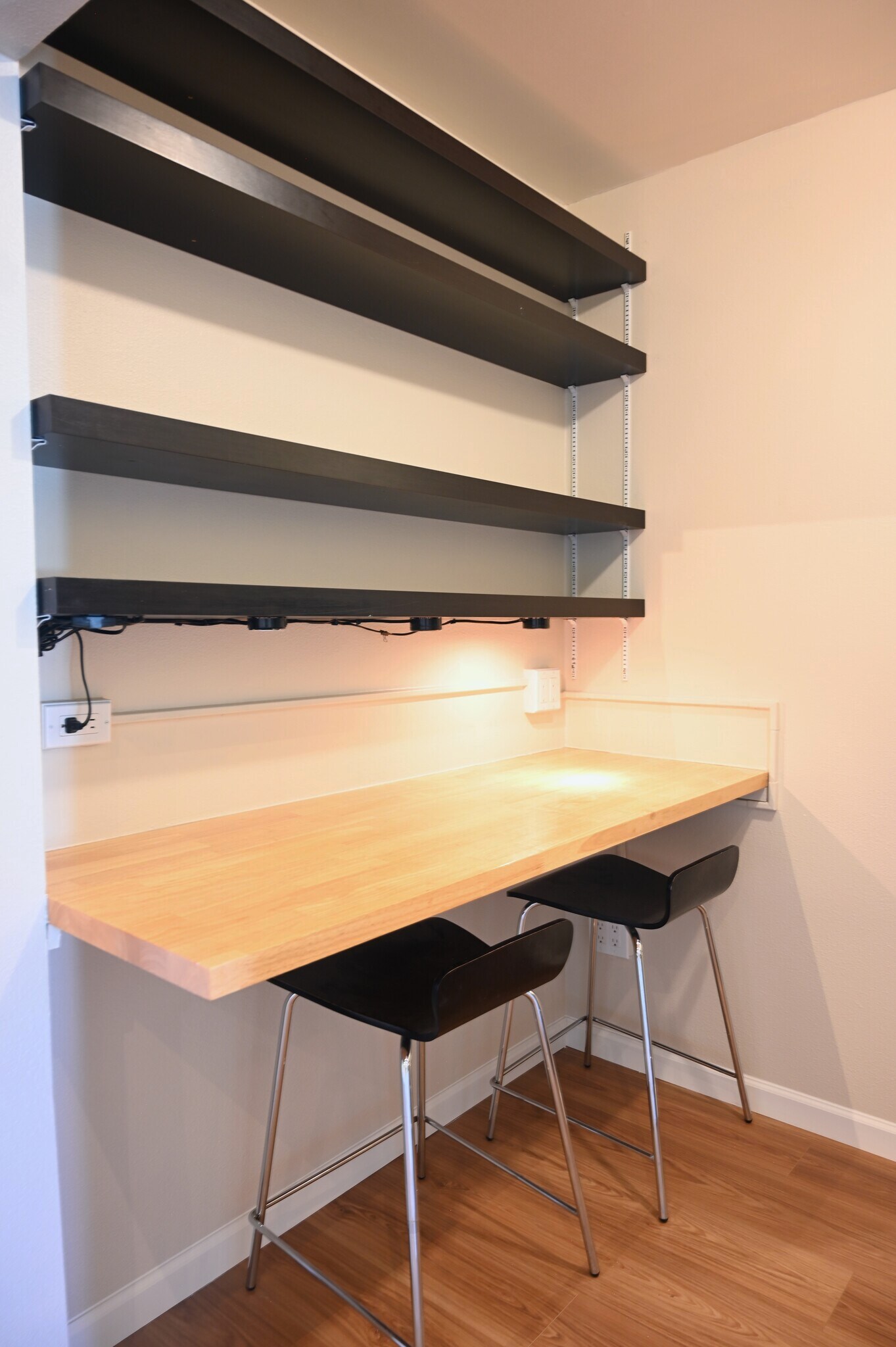 Countertop Seating in Kitchen - 675 S University Blvd