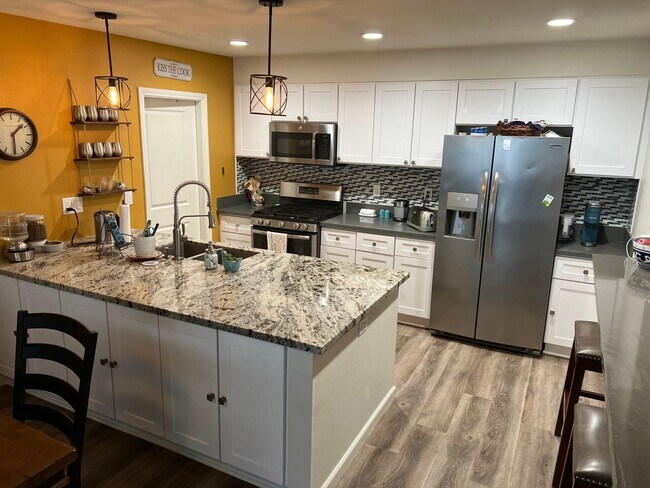 Building Photo - Gorgeous Single Story Home