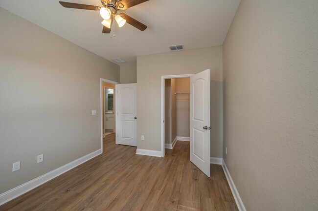 Building Photo - 1091 Oak Hammock