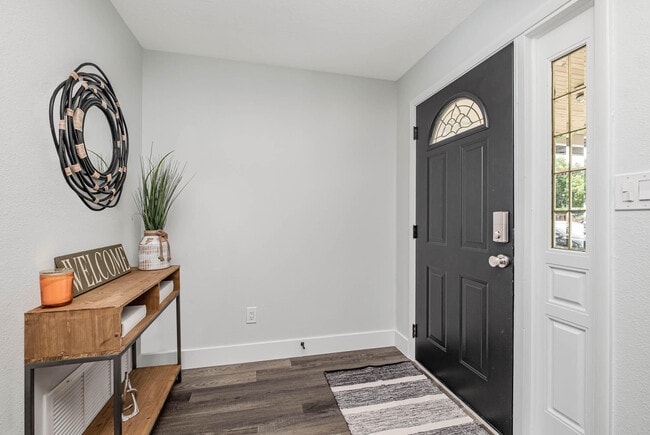 Building Photo - 320 Jamaica Dr