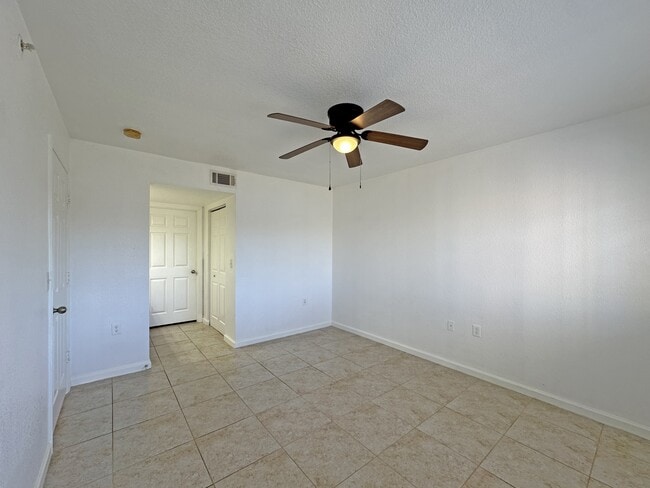 Building Photo - 271 SW Palm Dr