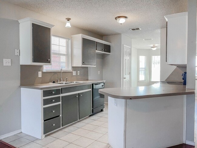 Building Photo - Beautiful Home Available 08/10!