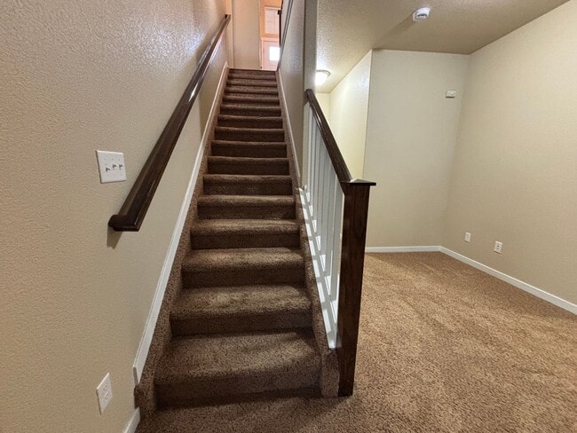 Building Photo - 5 Bedroom, 3 Bathroom Single-Family Home w...