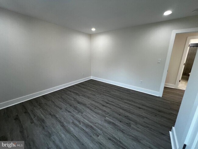 Building Photo - 920 Brompton St